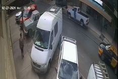 La víctima tratando de impedir el robo de su vehículo Foto: captura de video La víctima tratando de impedir el robo de su vehículo Foto: captura de video