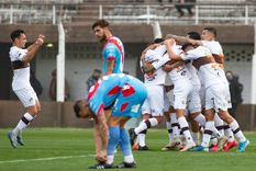 El Calamar ganó y salió del fondo. Foto: @caplatense El Calamar ganó y salió del fondo. Foto: @caplatense
