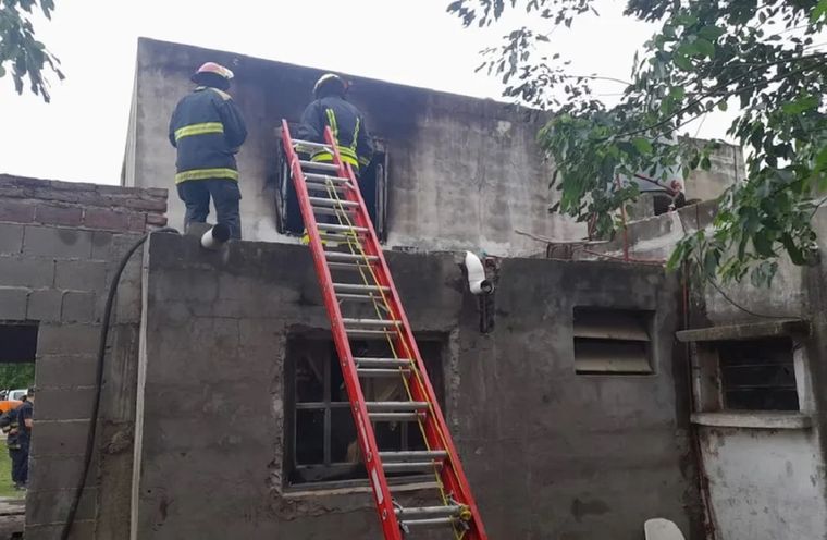 La vivienda incendiada y donde ocurrió el crimen. Foto: NA