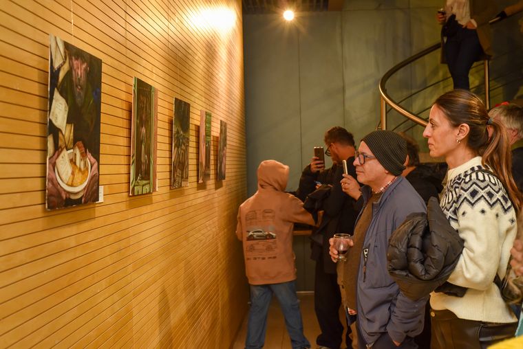 Los asistentes disfrutando de las obras de Rudman y Rosas. Los asistentes disfrutando de las obras de Rudman y Rosas.