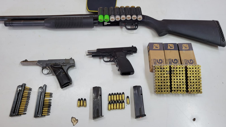 El sospechoso fue detenido por amenazas junto con un arsenal tras una serie de allanamientos en Guaymallén.