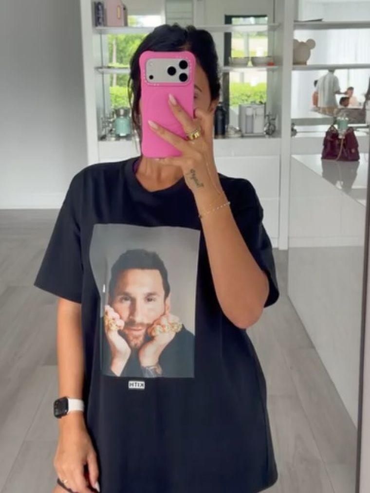 La esposa del 10 se mostró con un diseño de la línea de ropa de su marido. La esposa del 10 se mostró con un diseño de la línea de ropa de su marido.