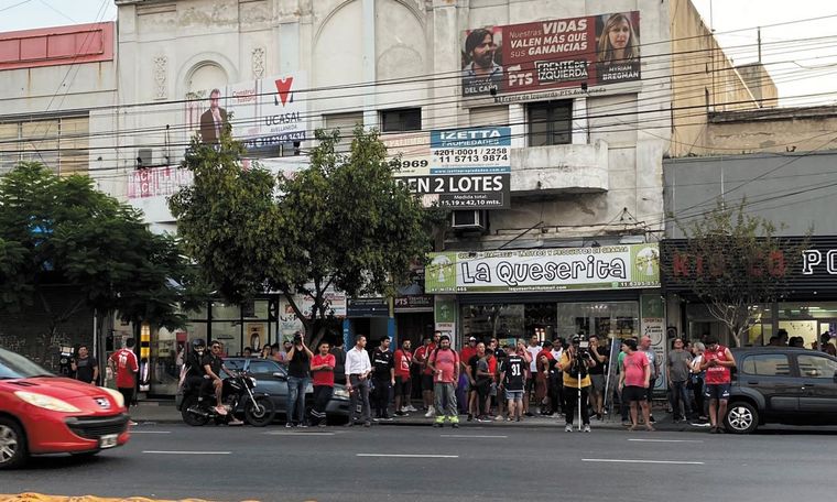 La concentración de hinchas del Rojo. Foto: Gentileza Leandro Paz DSports