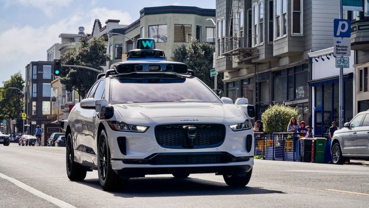 Taxi sin conductor de la empresa Waymo Foto: Twitter Waymo