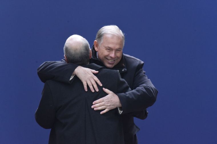 Gerardo Werthein con el canciller de Brasil, Mauro Vieira, abrazándose Gerardo Werthein con el canciller de Brasil, Mauro Vieira, abrazándose