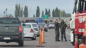 Camioneros protestan en la intersección de rutas 7 y 40 por el aumento de combustibles. Camioneros protestan en la intersección de rutas 7 y 40 por el aumento de combustibles.
