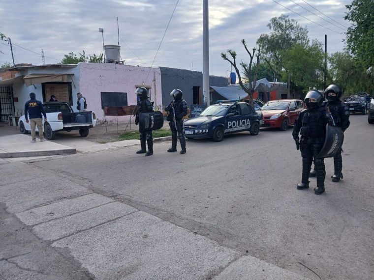 Personal de Infantería e Investigaciones en uno de los domicilios allanados por el caso de violencia de género en San Martín.