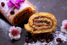 Admira ese rollo lleno de mermelada de fresa ¡una exquisitez!