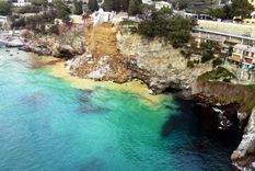 italia: corrimiento de tierra deja 200 ataudes en el mar