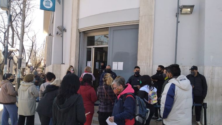 La puerta del Banco Nación de Villa Nueva se vio con bastante personas agolpadas por las demoras en la atención