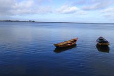 Nehuentúe muestra una costanera ribereña donde el agua y la vida local forman una de las imágenes más reconocibles del pueblo.