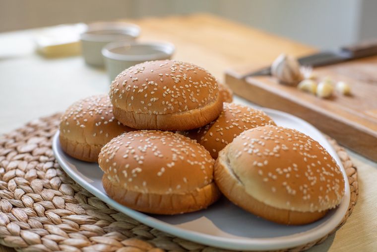 La receta de pan de hamburguesas casero permite lograr una miga más esponjosa que la mayoría de los panes industriales. La receta de pan de hamburguesas casero permite lograr una miga más esponjosa que la mayoría de los panes industriales.