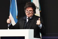 Milei invitó a los diputados que le dieron la mano y apoyaron el veto. Foto: Santiago Tagua/MDZ