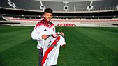 El bombazo es oficial: la primera foto de Thiago Almada con la camiseta de River en el Monumental.