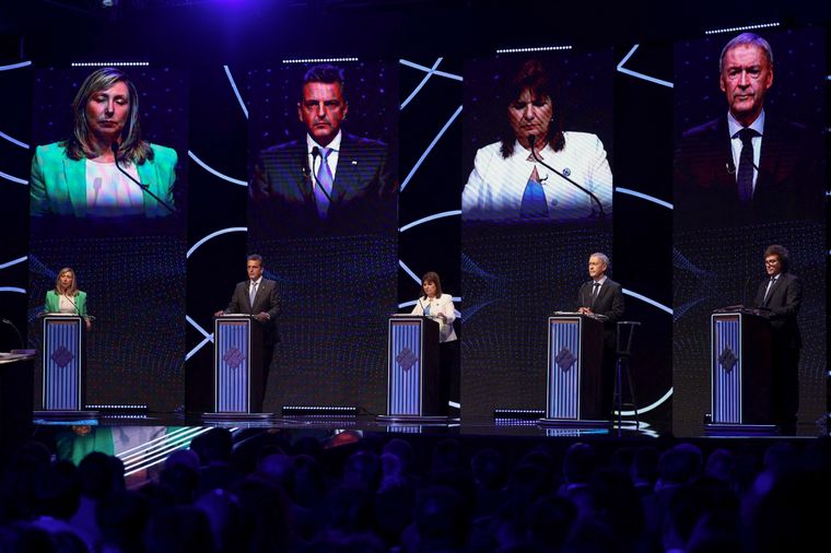 Los cinco candidatos presidenciales tuvieron su primer cara a cara en el debate electoral realizado en Santiago del Estero Foto: Noticias Argentinas