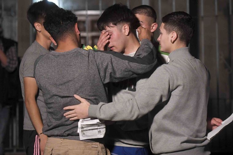 Amigos de Lucas González, el chico baleado por la Policía de la Ciudad de Buenos Aires que falleció este jueves. Foto: Agencia Télam