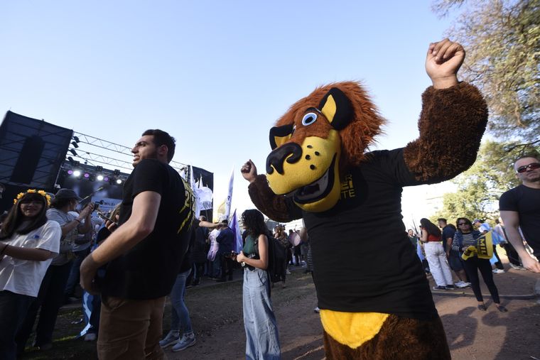 Cientos de seguidores de Javier Milei esperan por el nuevo acto del presidente Foto: Juan Mateo Aberastain/MDZ