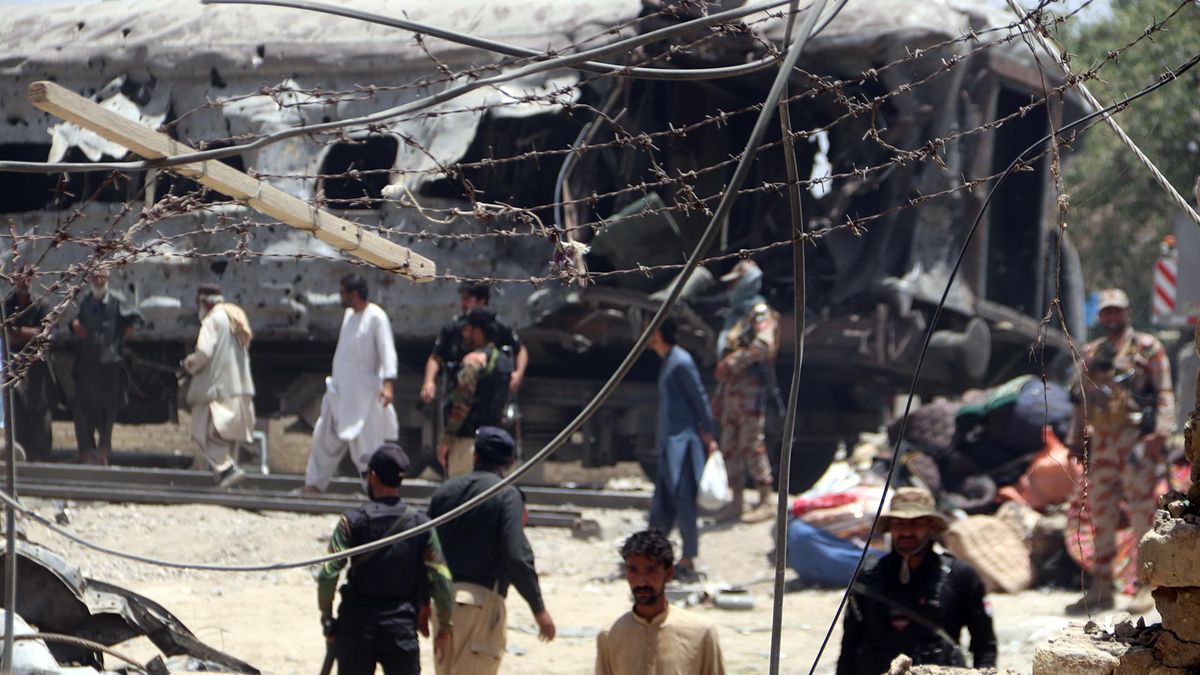Ataque contra un tren en Pakistán deja al menos 30 muertos y más de 100 heridos