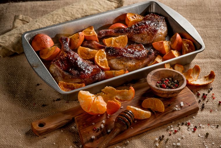 La receta de pollo a la naranja tiene influencias de la cocina china, aunque su versión más popular se adaptó en occidente. La receta de pollo a la naranja tiene influencias de la cocina china, aunque su versión más popular se adaptó en occidente.