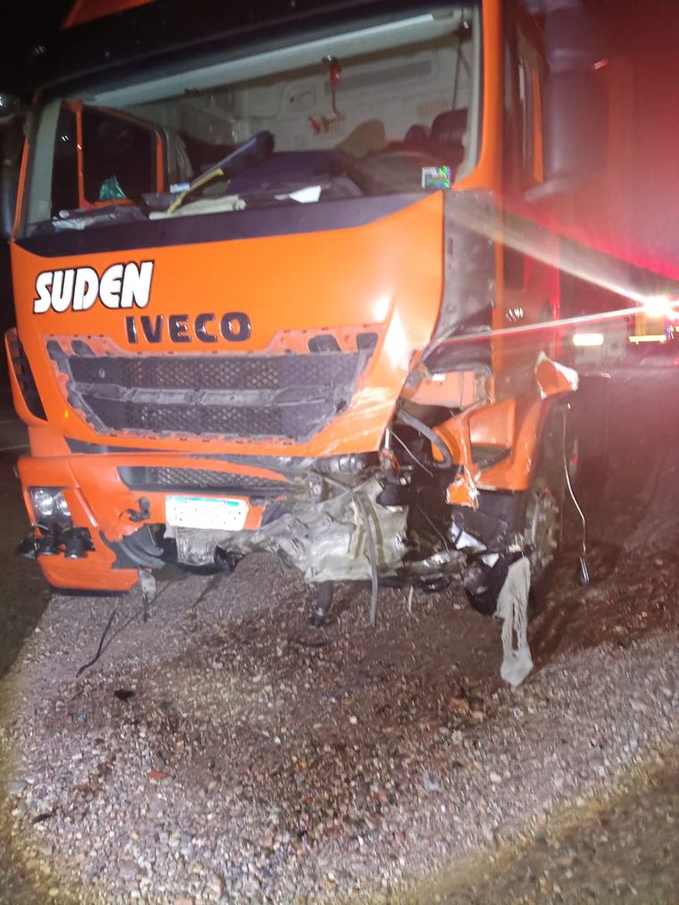Un auto y un camión chocaron de frente en la ruta a Chile. Un auto y un camión chocaron de frente en la ruta a Chile.