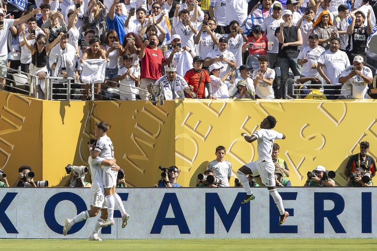 Gonzalo García festeja el 1-0 junto a Arda Guler y Vinicius Jr.