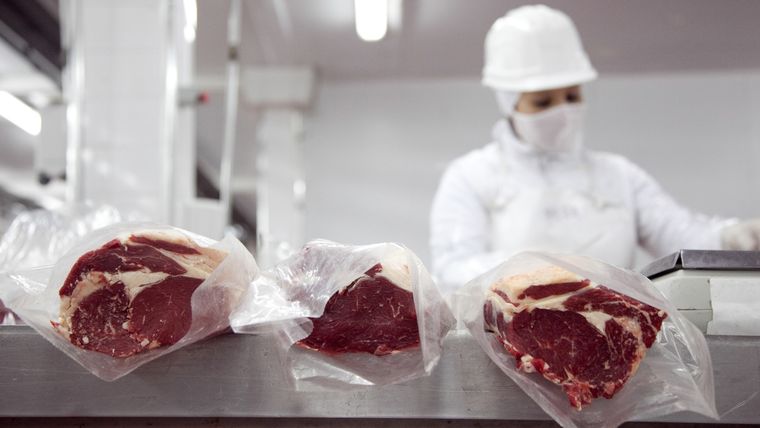 El Gobierno podría subir las retenciones a la carne para que baje el precio local