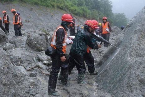 Los rescatistas vienen utilizando explosiones controladas para intentar despejar los escombros y sacar a los trabajadores atrapados en los túneles. Los rescatistas vienen utilizando explosiones controladas para intentar despejar los escombros y sacar a los trabajadores atrapados en los túneles.