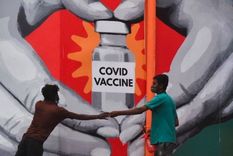 Cerca del 13% de la población ha recibido el ciclo completo de vacunas en India. Foto: EPA Foto: EPA