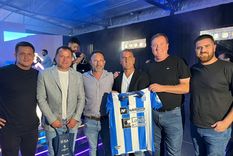 El encuentro entre los dirigentes de Argentino de Monte Maíz y Raúl Cascini, representante de Boca en el sorteo de la Copa Argentina 2025. Foto: Argentino de Monte Maíz.