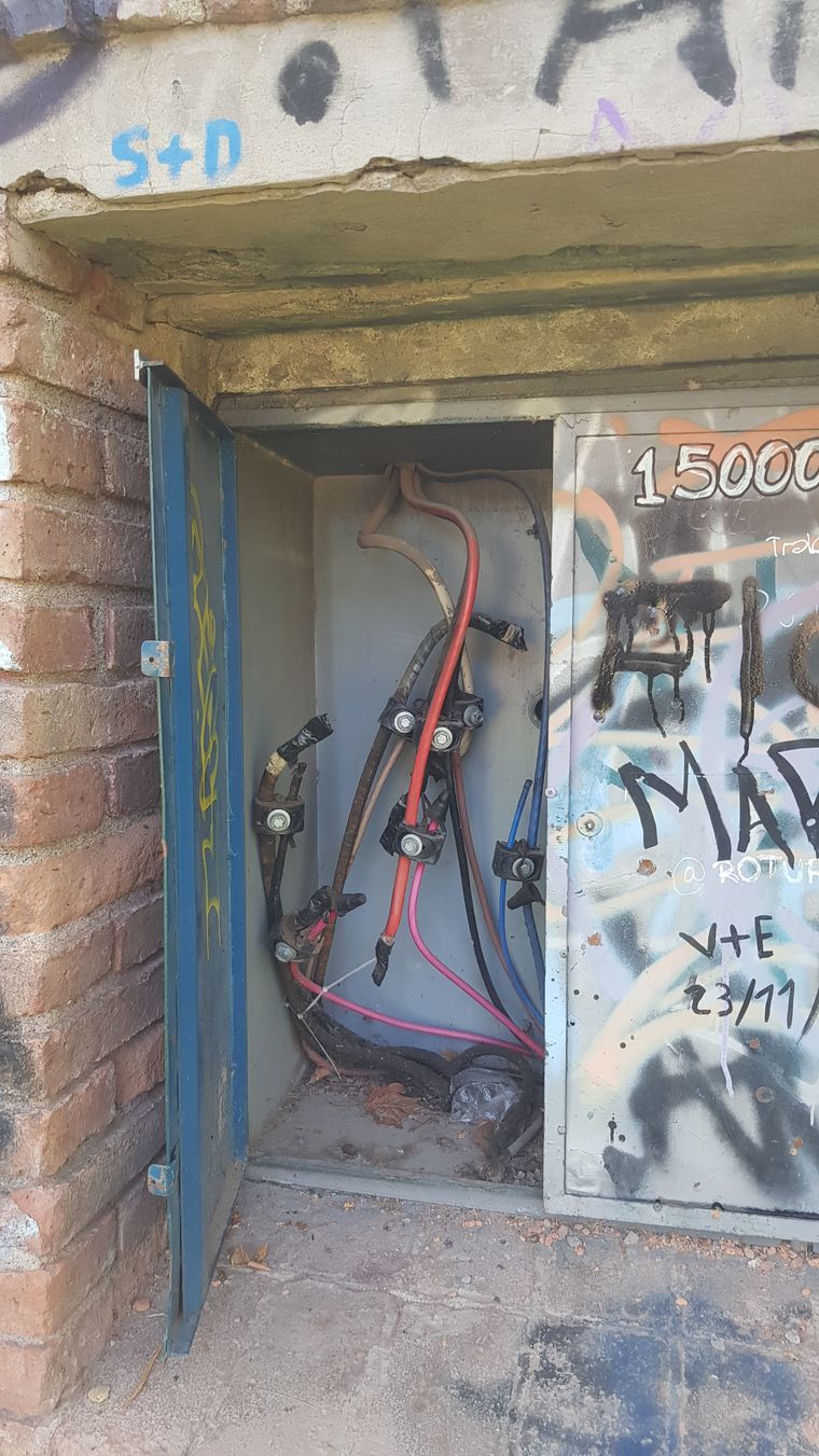 Cables de grueso calibre y alta tensión quedaron accesibles tras la rotura de cajas eléctricas frente a un área recreativa. Cables de grueso calibre y alta tensión quedaron accesibles tras la rotura de cajas eléctricas frente a un área recreativa.