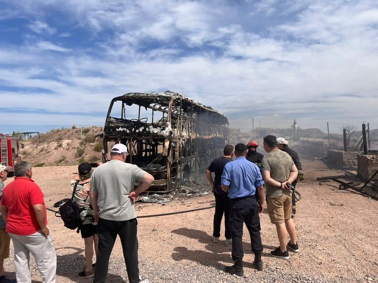 El micro terminó incendiado por completo. Foto: Juan Cruz Serrano.