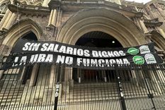 Carteles contra el ajuste en la sede de la Facultad de Ingeniería de la UBA en Avenida Las Heras. Carteles contra el ajuste en la sede de la Facultad de Ingeniería de la UBA en Avenida Las Heras.