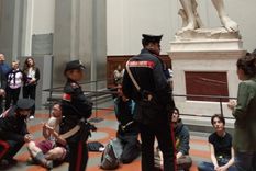 ambientalistas se encadenaron a la escultura del david de miguel angel