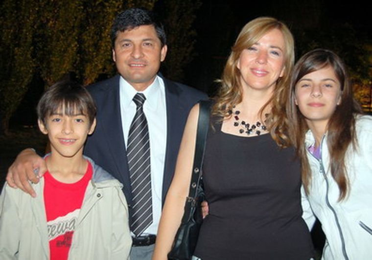 José Pipo Álvarez junto a su familia. Foto: Gentileza