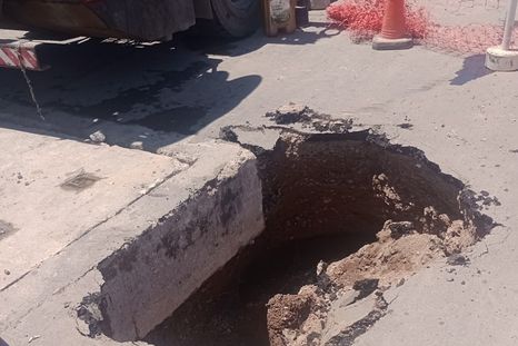 Un socavón se tragó un camión en Guaymallén Un socavón se tragó un camión en Guaymallén