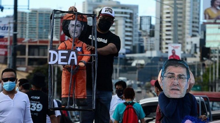 Los partidarios de la oposición se han hecho eco de los señalamientos contra Juan Orlando Hernández. Foto: GETTY IMAGES