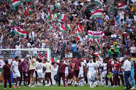 El festejo de Fluminense con sus hinchas tras dar el batacazo de los octavos de final. El festejo de Fluminense con sus hinchas tras dar el batacazo de los octavos de final.