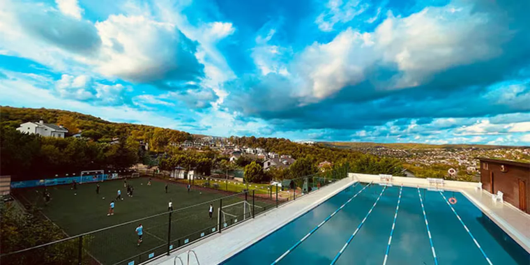 Pileta olímpica y cancha de fútbol, dos de las atracciones que tiene el colegio. Foto: NA. Pileta olímpica y cancha de fútbol, dos de las atracciones que tiene el colegio. Foto: NA.