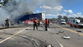 La mujer se arrojó del auto en movimiento antes de que el conductor colisionara de frente contra un camión y muriera en el acto al incendiarse el rodado. Foto: Policía de Córdoba