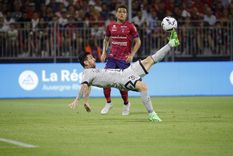 el sorpresivo cantito de los hinchas rivales a messi tras el gol de chilena que genero polemica en francia
