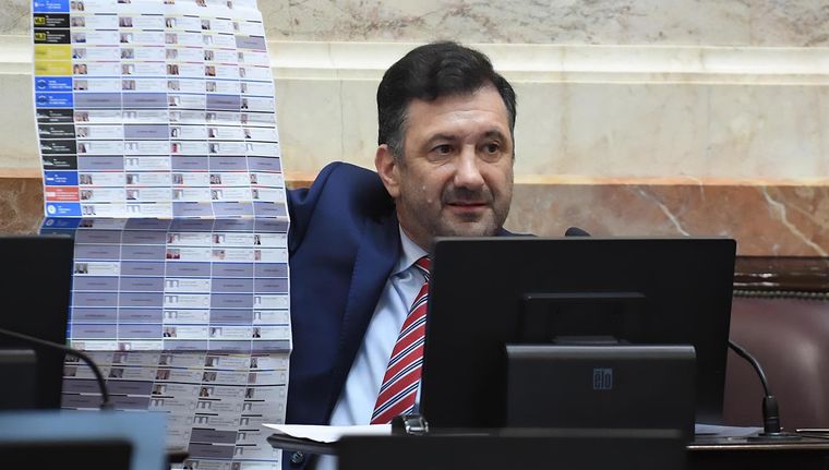 Nadie quiere hacerse cargo del senador. Foto: NA