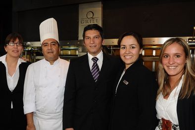 MDZol | Invitados y anfitriones: Ale Ortega, Luciana Gómez, el chef Héctor Ordenes, Lucas Paracha, Claudia Piedrahita y Laura Saieg. Foto: Pachy Reynoso/MDZ