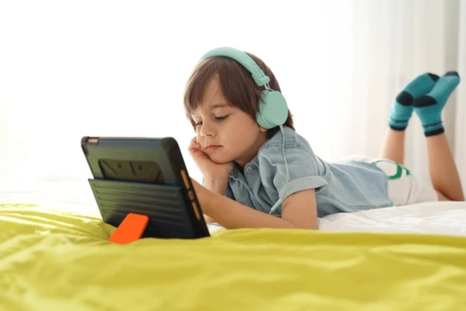 Este Día de la Niñez puede ser el mejor momento para alejar, al menos por un rato, a niños y adolescentes de las pantallas. Foto: Shutterstock