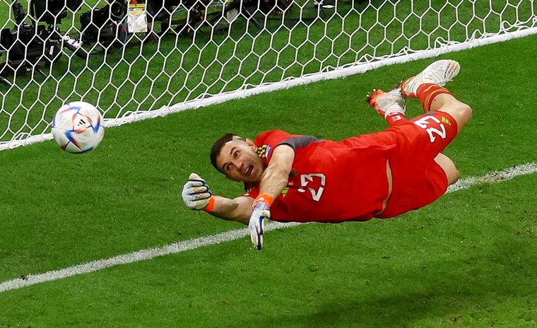 Dibu Martinez Jugó su primer partido en la selección el 3 de junio de 2021 frente a Chile por las Eliminatorias Sudamericanas para Qatar 2022, terminando en un empate 1-1.