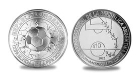 La moneda conmemorativa del Mundial 2026 rinde homenaje al gol de Diego Maradona en México ‘86, pero el Banco Central evitó mencionar su nombre. La moneda conmemorativa del Mundial 2026 rinde homenaje al gol de Diego Maradona en México ‘86, pero el Banco Central evitó mencionar su nombre.