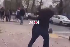 Dos jóvenes se agarraron a trompadas alentadas por sus padres Foto: Captura de video