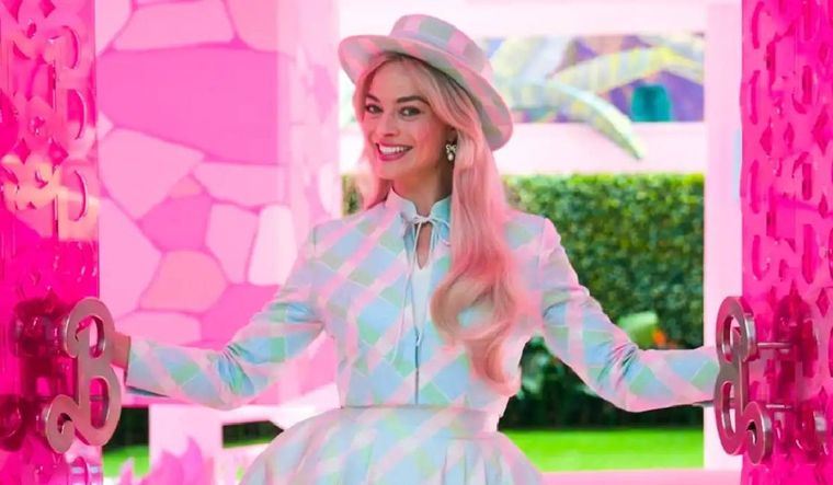 Margot Robbie en su papel de la clásica muñeca Barbie.