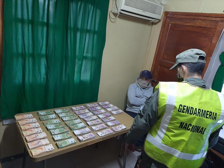 Gendarmería descubrió a los infractores en el camión y secuestró el dinero