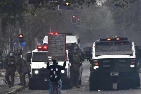 Las marchas por el Día del Trabajador en Chile terminaron con disturbios, detenciones y alta tensión política. Las marchas por el Día del Trabajador en Chile terminaron con disturbios, detenciones y alta tensión política.