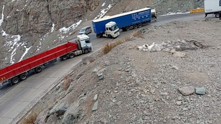 El camión quedó en posición de tijera en la ruta 7.